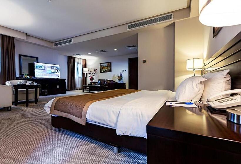 سوییت جونیور, Monroe Hotel & Suites