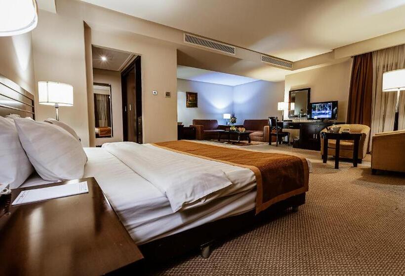 سوییت جونیور, Monroe Hotel & Suites
