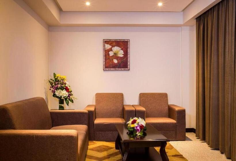 سوییت جونیور, Monroe Hotel & Suites
