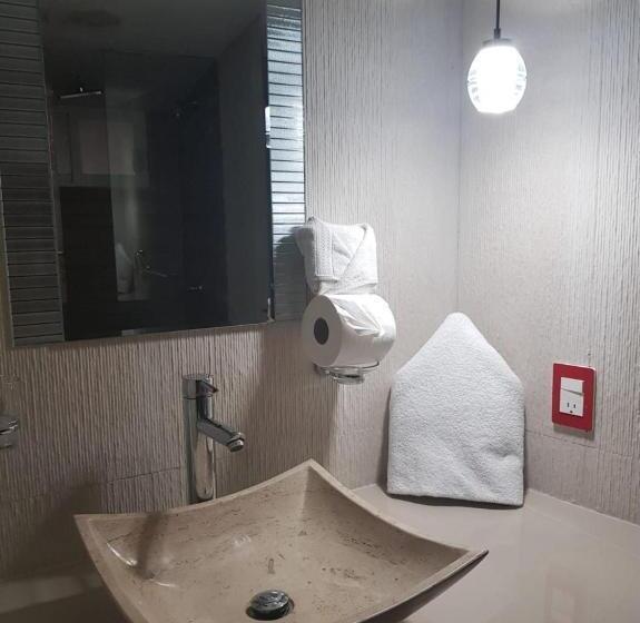 سوئیت با وان آب گرم, Revi Inn