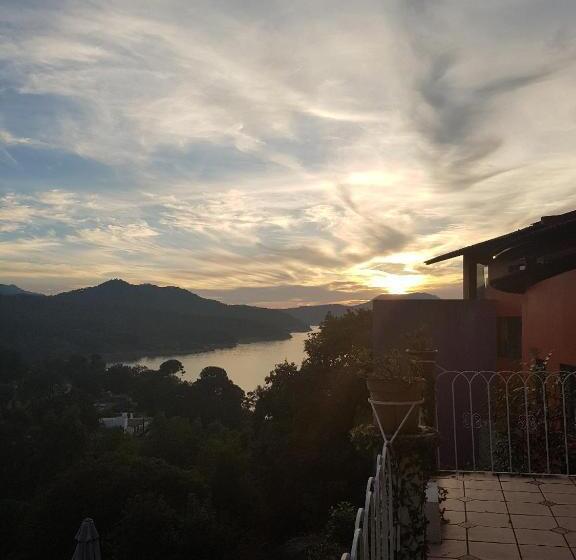 بنگله خانوادگی, Revi Inn