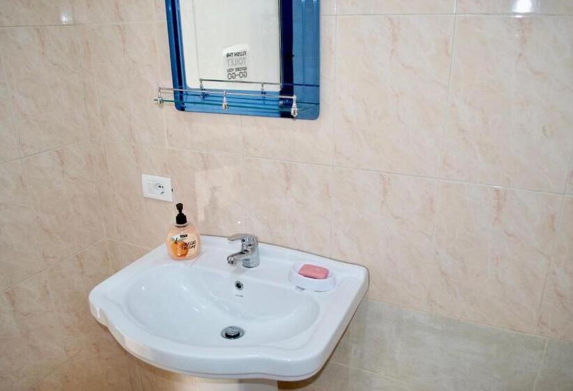 اتاق استاندارد چهارنفره با سرویس بهداشتی مشترک, Me & You Hostel