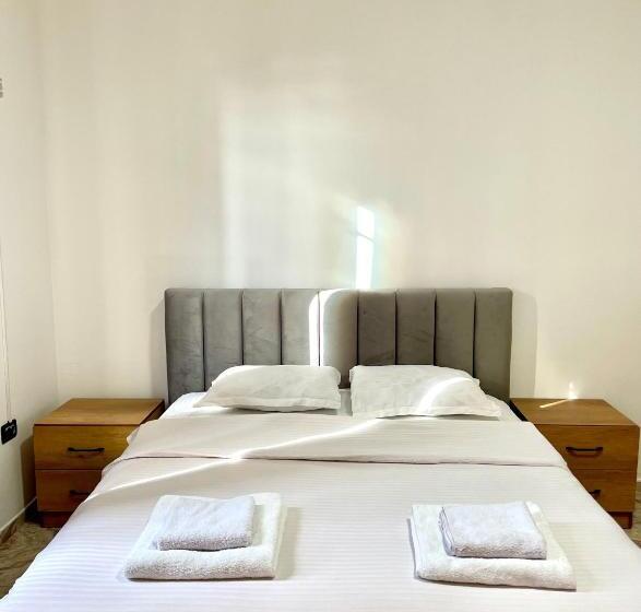 اتاق استاندارد چهارنفره با سرویس بهداشتی مشترک, Me & You Hostel