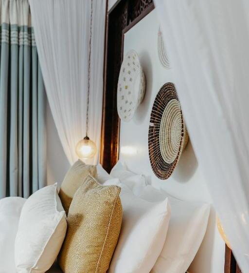 اتاق لوکس, Lux Marijani Zanzibar
