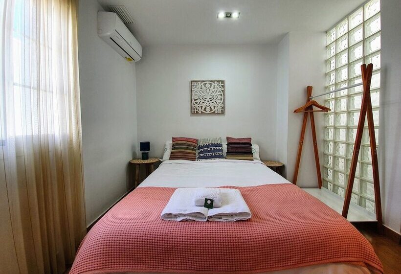 اتاق اکونومی, Triana Luxury Home