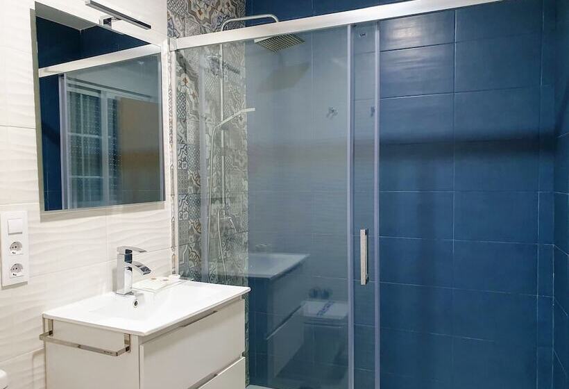 اتاق اکونومی, Triana Luxury Home