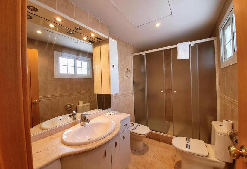 اتاق اکونومی, Triana Luxury Home