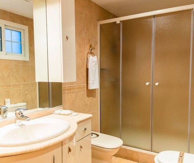 اتاق اکونومی, Triana Luxury Home