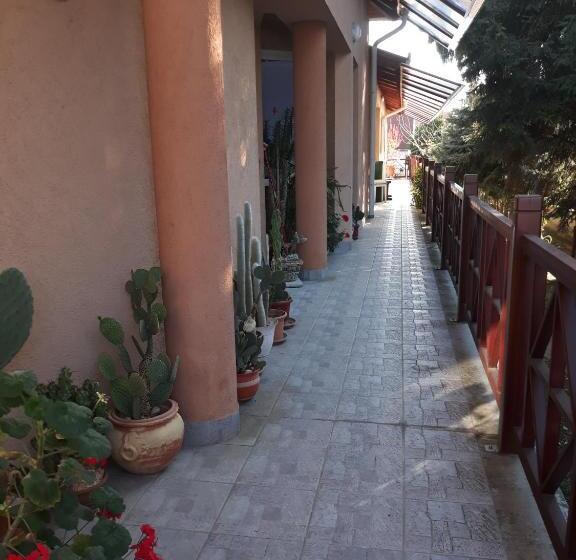 اتاق استاندارد سه نفره, Kenézy Lux Apartman Vendégház