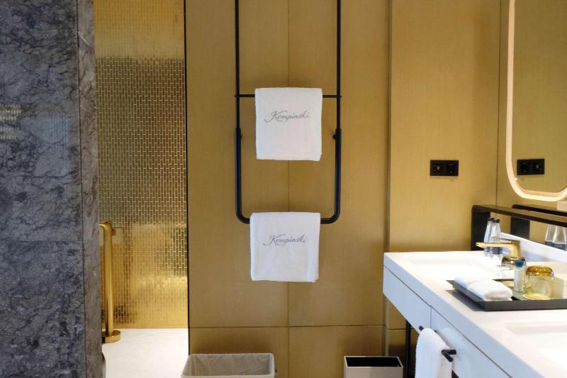 سوییت جونیور کلاب, Renaissance Zurich Tower