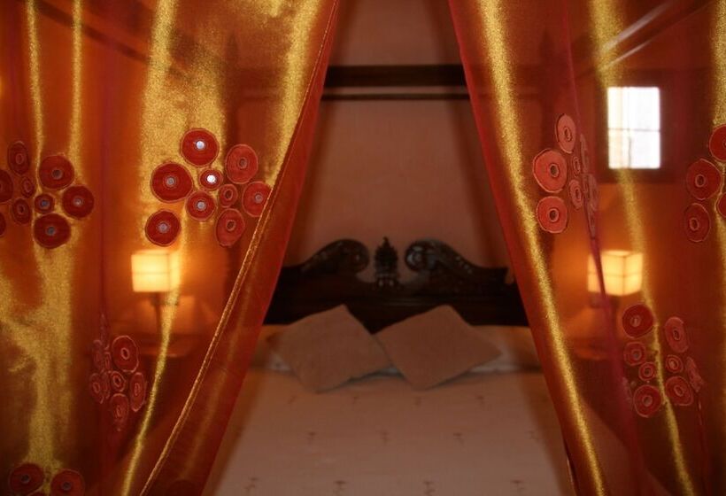 سوییت, La Casona Del Solanar