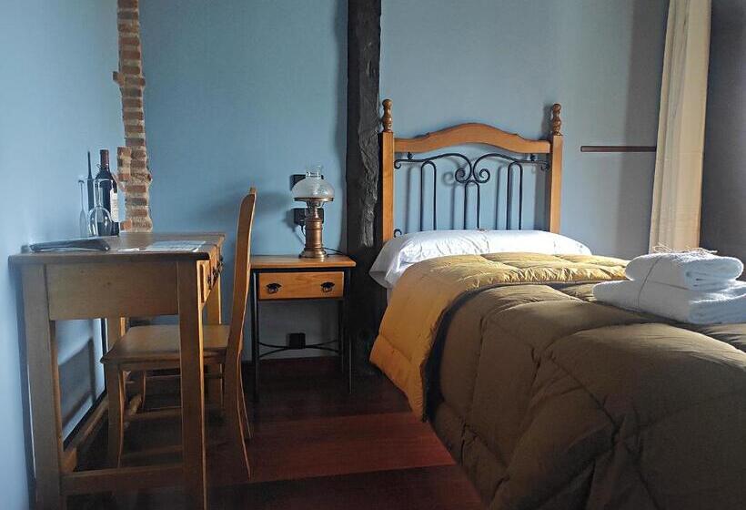 Standard Single Room with Balcony, Posada De Candelario