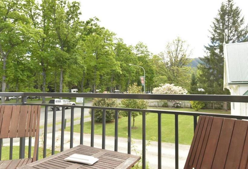 استودیو اجرایی, Tussock Peak Lodge
