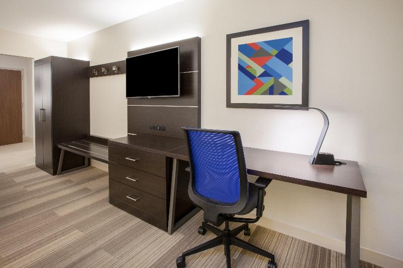 اتاق استاندارد با تخت بزرگ برای معلولان, Holiday Inn Express & Suites   Glendale Downtown