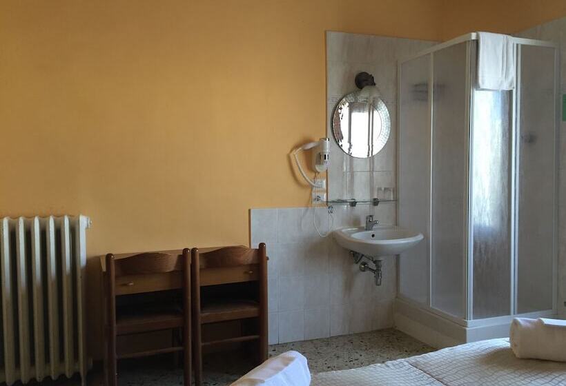 Standard Triple Room Shared Bathroom, Aline