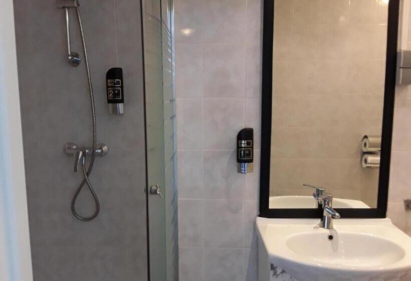 اتاق استاندارد سه نفره, Baan