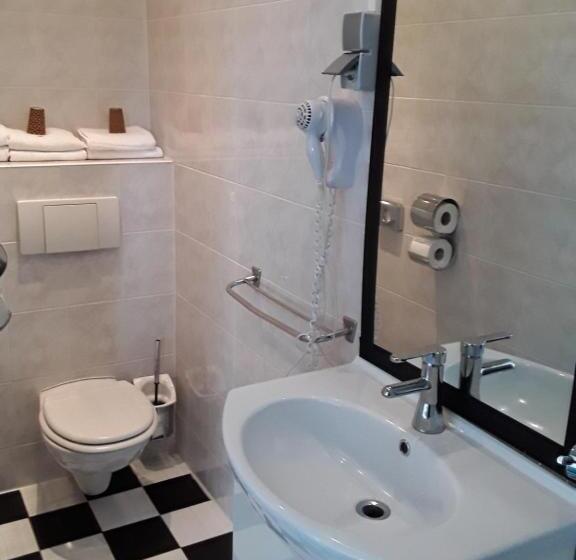 اتاق استاندارد سه نفره, Baan
