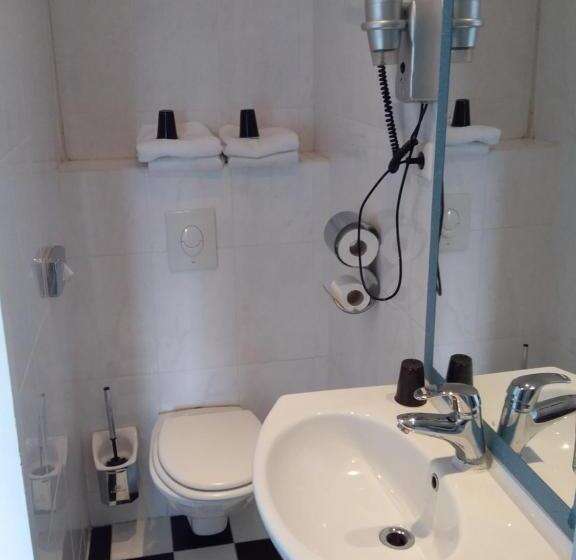 اتاق استاندارد سه نفره, Baan
