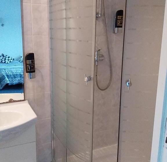 اتاق استاندارد سه نفره, Baan
