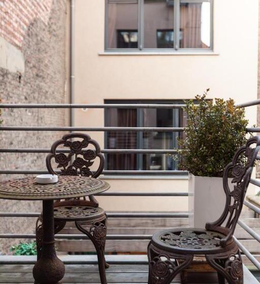 Comfort room with balcony, Diamonds And Pearls