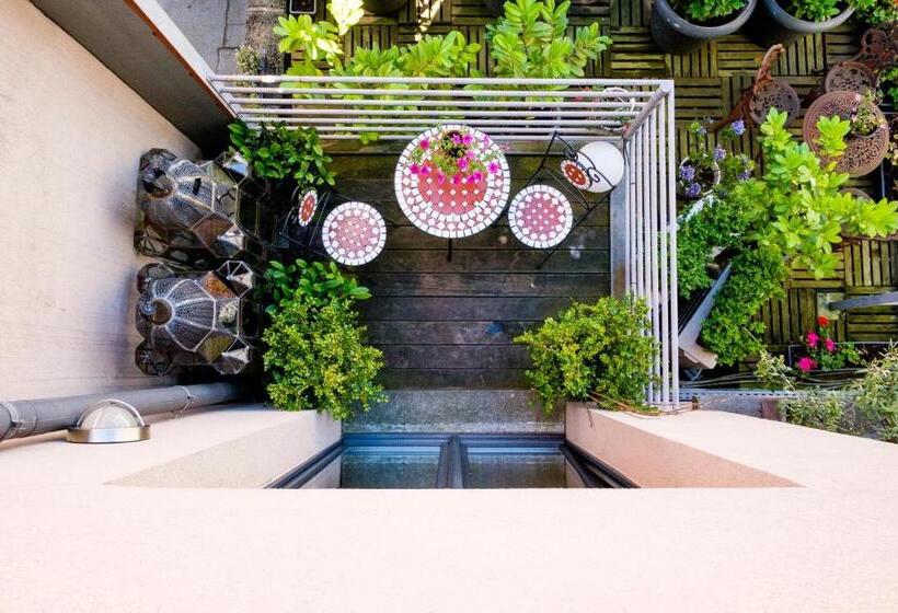 Comfort room with balcony, Diamonds And Pearls