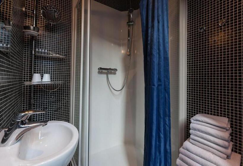 Comfort room with balcony, Diamonds And Pearls