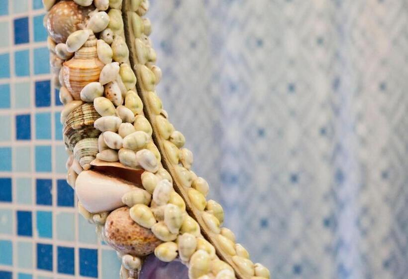 Comfort room with balcony, Diamonds And Pearls