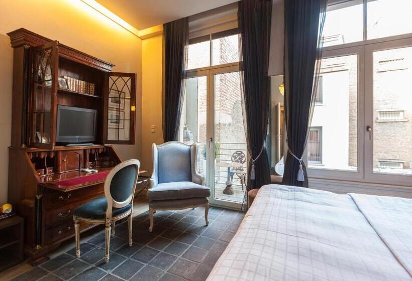 Comfort room with balcony, Diamonds And Pearls