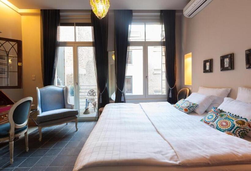 Comfort room with balcony, Diamonds And Pearls