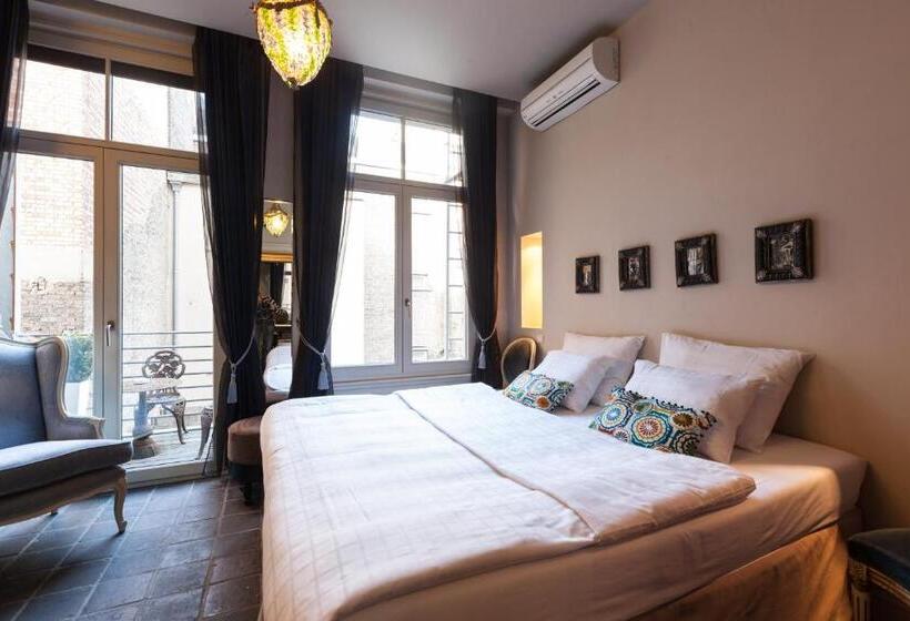 Comfort room with balcony, Diamonds And Pearls
