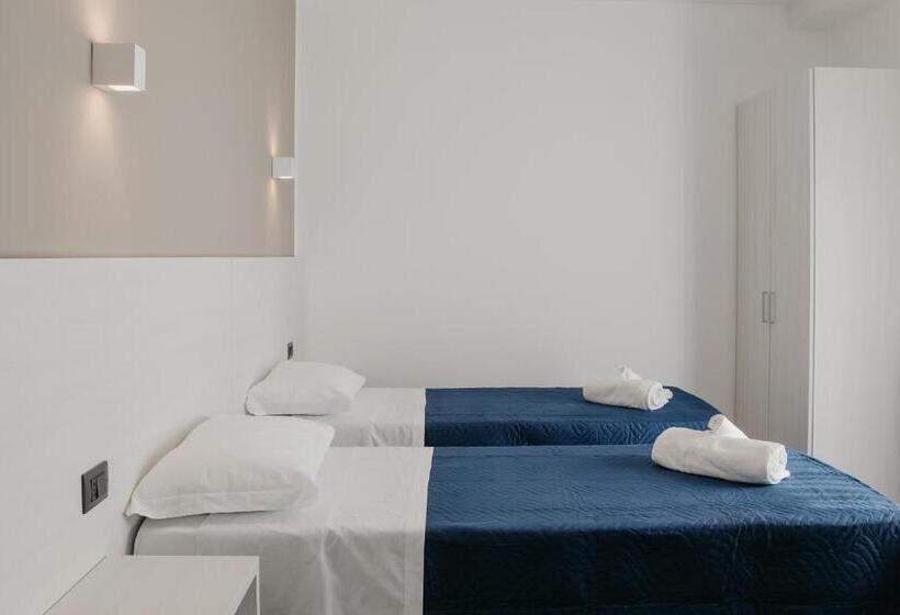 اتاق استاندارد چهارنفره با بالکن, Residence Vazzieri