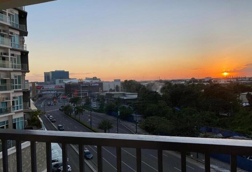 1 Bedroom Penthouse Apartment, 2 Br Corner Executive Suite At Lafayette Park Square Megaworld Blvd Unit 5h