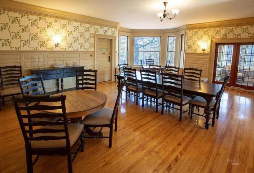Deluxe Suite King Bed, Franklin Manor Bed And Breakfast