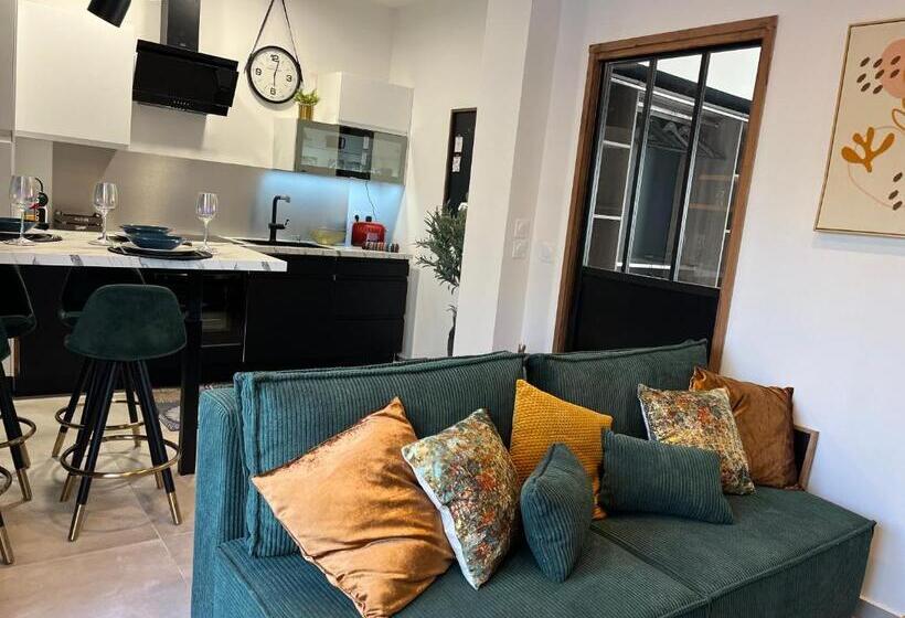 اتاق استاندارد چهار تخته, O Deux Cèdres