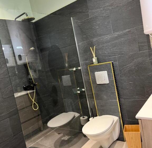 اتاق استاندارد چهار تخته, O Deux Cèdres