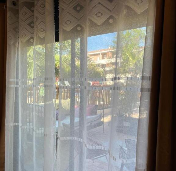 اتاق استاندارد چهار تخته, O Deux Cèdres