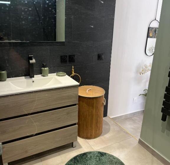 اتاق استاندارد چهار تخته, O Deux Cèdres
