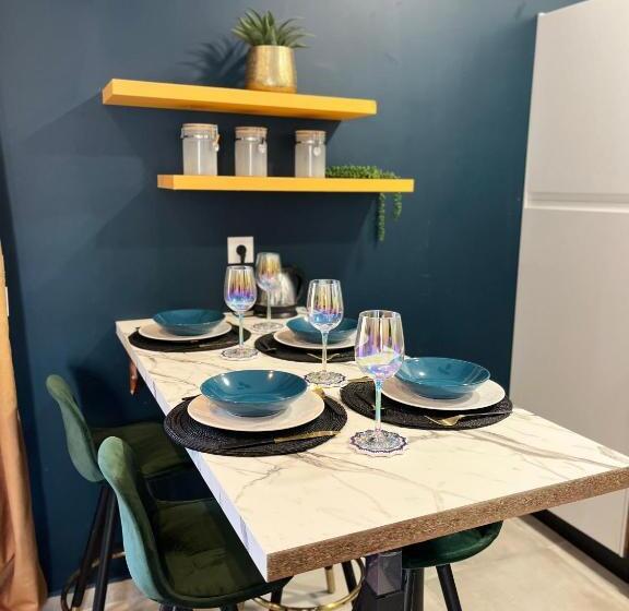 اتاق استاندارد چهار تخته, O Deux Cèdres