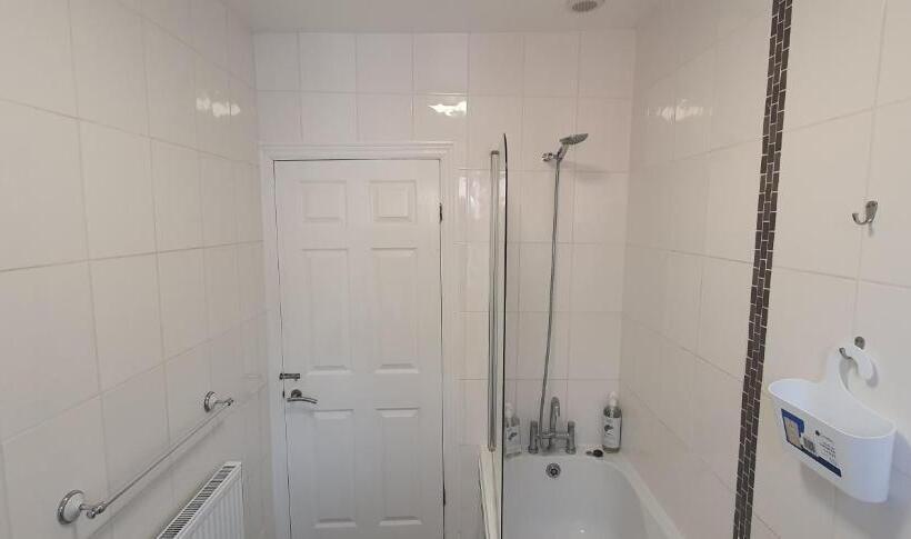 اتاق لوکس, Apartment In Central Doncaster
