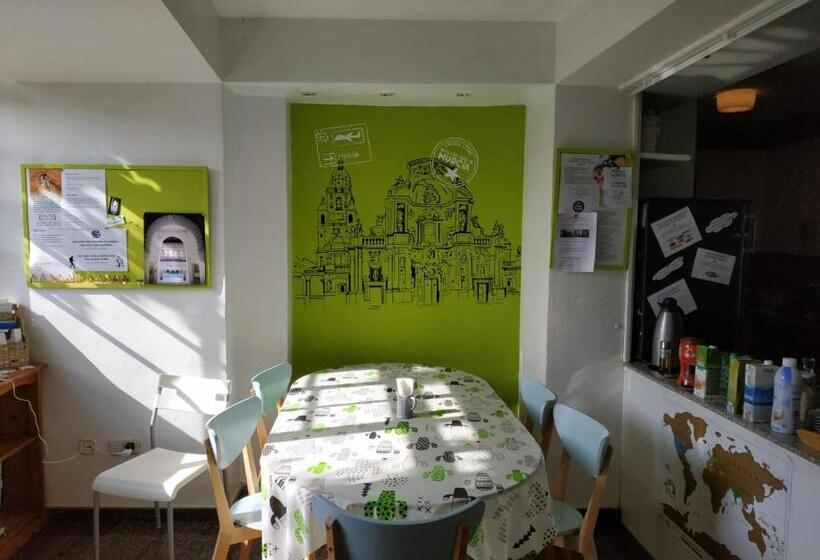 تختخواب در اتاق مشترک, La Casa Verde