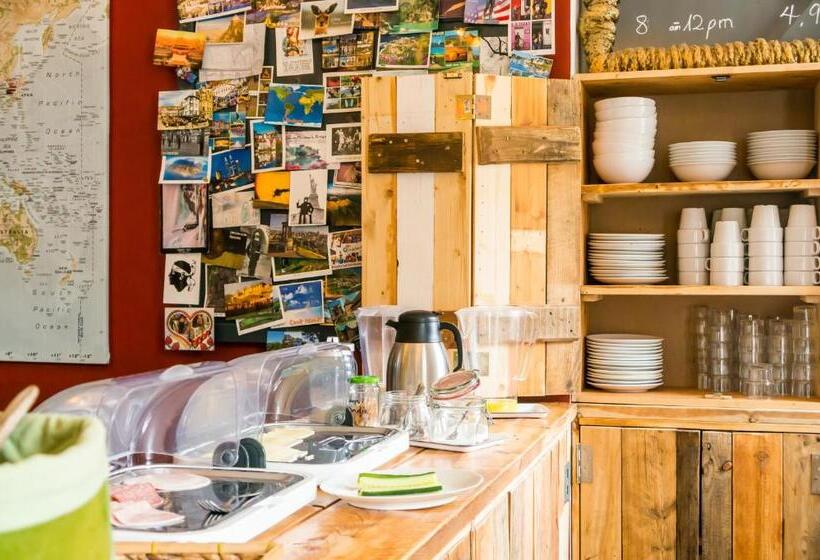 اتاق استاندارد یک نفره, Babelfish Hostel