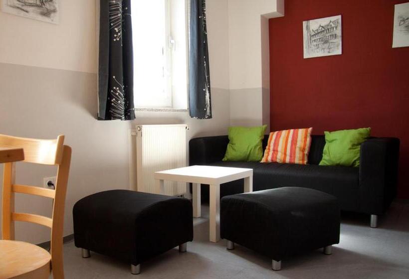 آپارتمان 1 خوابه, Babelfish Hostel