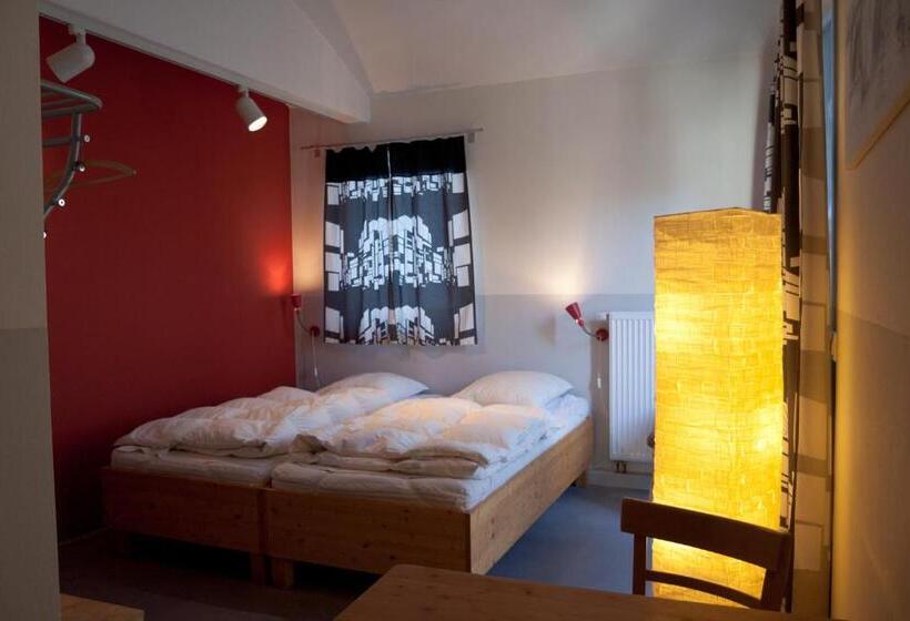 استودیوی استاندارد, Babelfish Hostel
