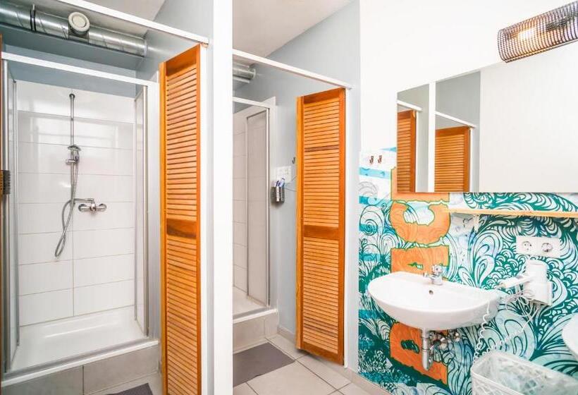 تختخواب در اتاق مشترک, Babelfish Hostel