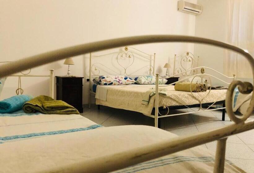 اتاق استاندارد چهارنفره با سرویس بهداشتی مشترک, West Coast