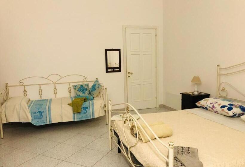 اتاق استاندارد چهارنفره با سرویس بهداشتی مشترک, West Coast