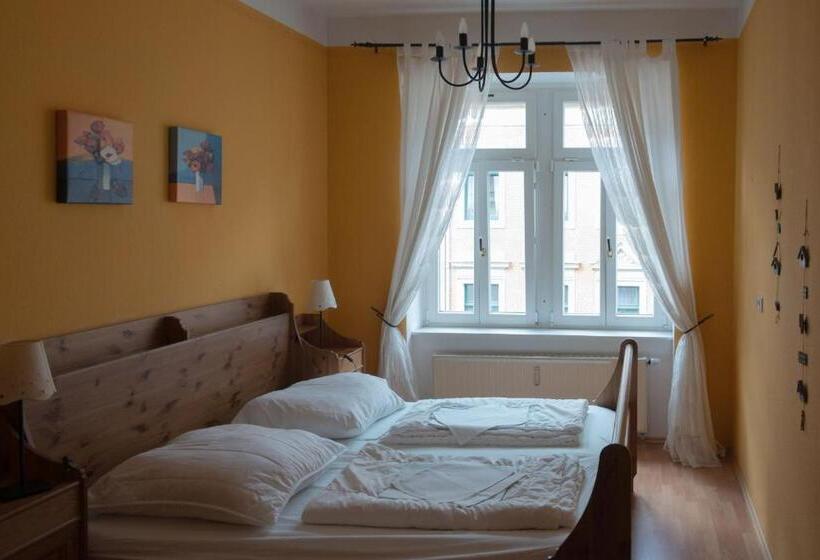 اتاق استاندارد با سرویس بهداشتی مشترک, Hostel Louise 20