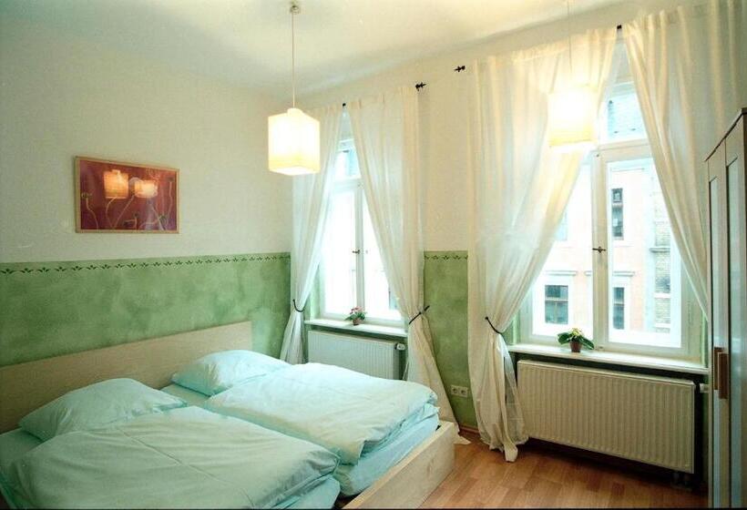 اتاق استاندارد با سرویس بهداشتی مشترک, Hostel Louise 20