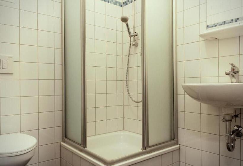 اتاق استاندارد چهار تخته, Industriepalast Berlin