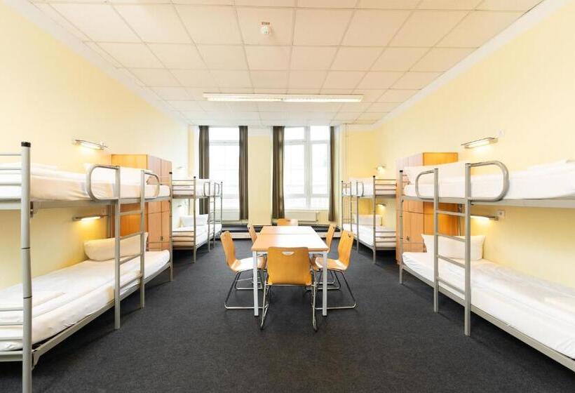 Bett in Mehrbettzimmer mit geteiltem Bad, Industriepalast Hostel Berlin